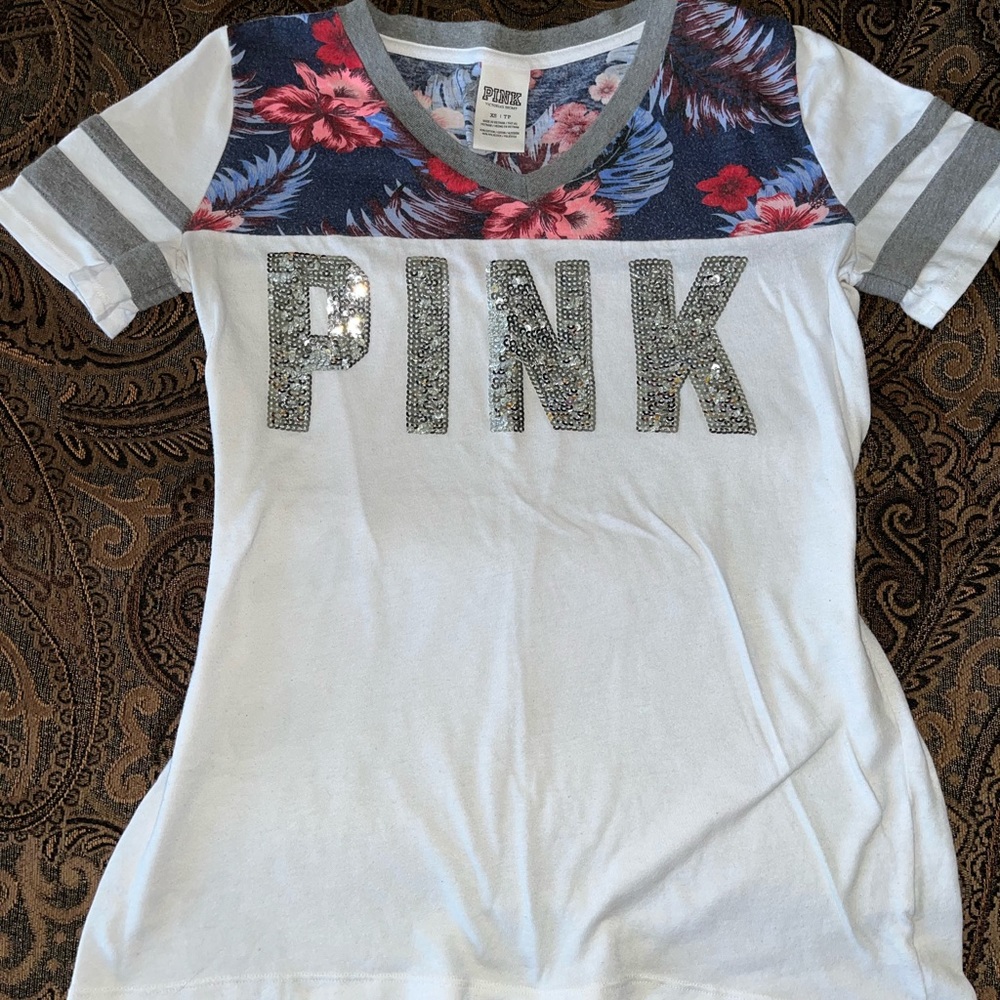 VICTORIA’S SECRET PINK BLING V-NECK FLORAL TEE SUZE XS